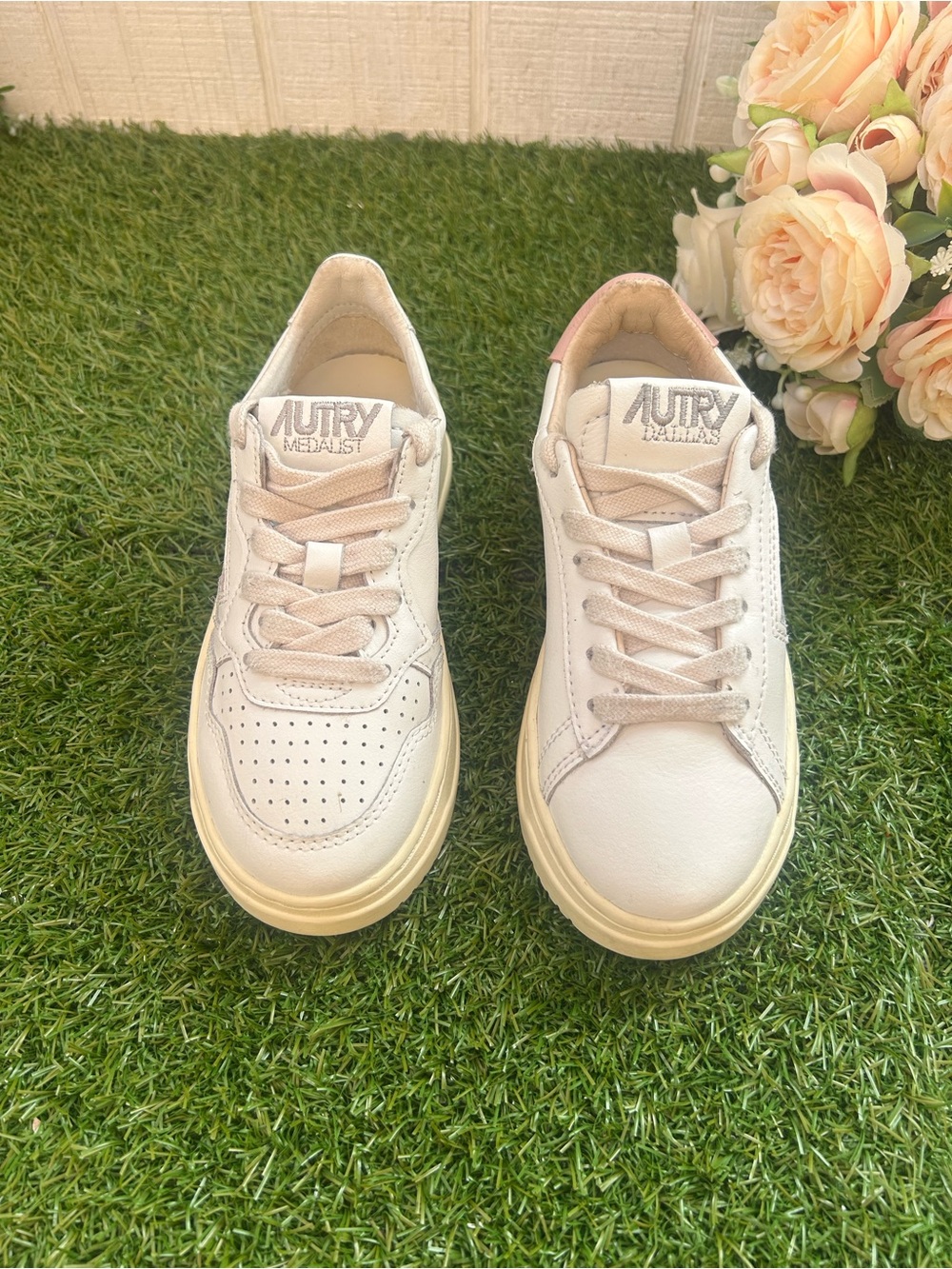 AUTRY SNEAKERS MISMATCHED
MEDALIST LOW SNEAKERS WHITE PINK LEATHER kids 30 
$240 - Picture 6 of 11